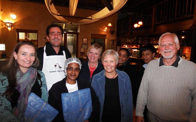  â€˜n Groepfoto tydens die oorhandiging van blyke van waardering, met die aanbieder, PJ Geyer, agter links